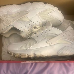 All white 5.5 Hurache’s